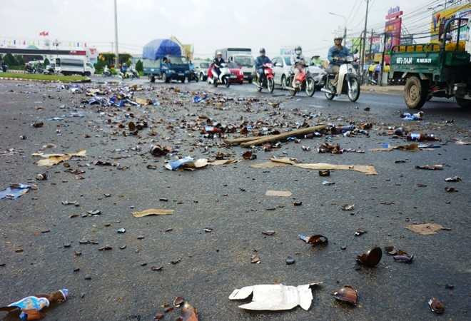 Hiện trường còn lại là những mảnh chai bia bị vỡ.