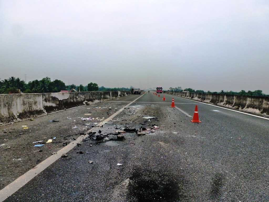 Long An, cao tốc Trung Lương- TP.HCM, xe cứu thương, xe container, chết, cấp cứu, thương vong