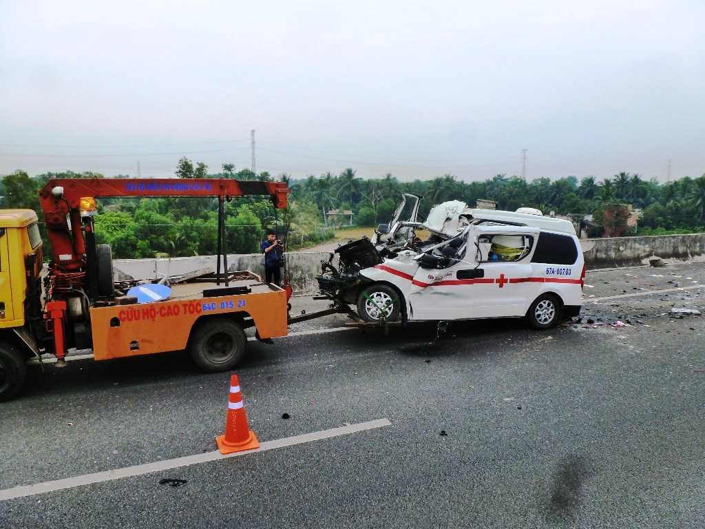 Long An, cao tốc Trung Lương- TP.HCM, xe cứu thương, xe container, chết, cấp cứu, thương vong