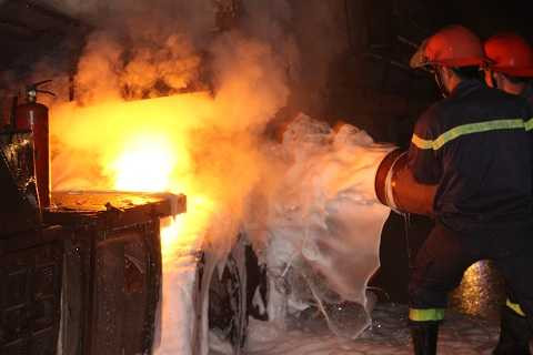 Ngọn lửa bốc cháy sát với thùng chứa nhiên liệu Ngọn lửa bốc cháy sát với thùng chứa nhiên liệu