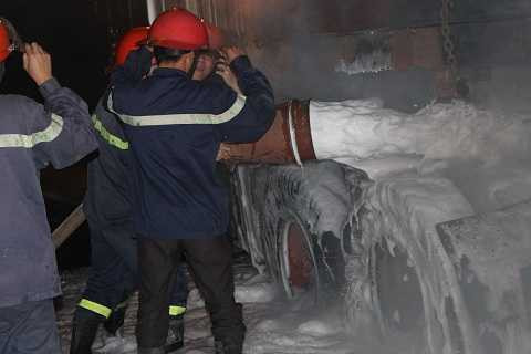 Phải mất hơn 1 giờ ngọn lửa mới được khống chế Phải mất hơn 1 giờ ngọn lửa mới được khống chế