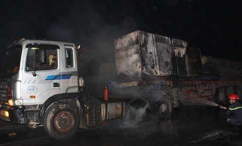 Đầu máy chở trên xe cháy rụi, một phần thân xe đầu kéo cũng bị lửa bén Đầu máy chở trên xe cháy rụi, một phần thân xe đầu kéo cũng bị lửa bén