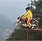 Thót tim xem cảnh đi xe máy trên dây qua vực sâu