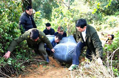 Lực lượng chức năng có mặt tại hiện trường để điều tra vụ việc. Xe cứu hộ cũng được huy động để đưa xe khách gặp nạn lên bờ.