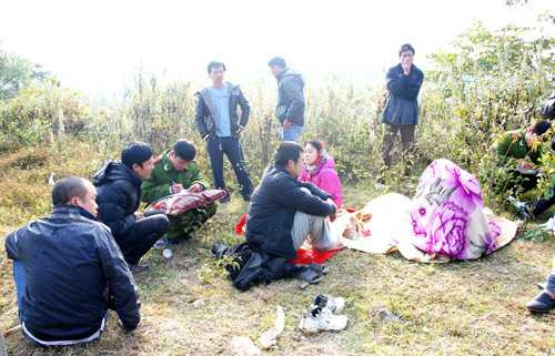 Lực lượng chức năng có mặt tại hiện trường để điều tra vụ việc. Xe cứu hộ cũng được huy động để đưa xe khách gặp nạn lên bờ.