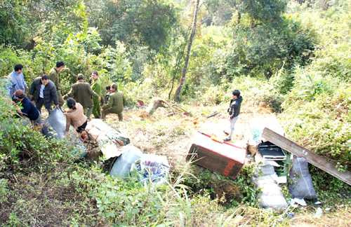 Lực lượng chức năng có mặt tại hiện trường để điều tra vụ việc. Xe cứu hộ cũng được huy động để đưa xe khách gặp nạn lên bờ.