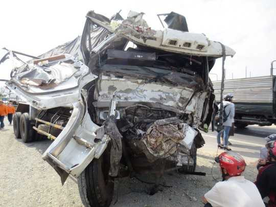 Xe khách tông xe tải, 15 người bị thương