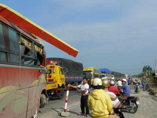 Ùn tắc giao thông dữ dội sau tai nạn Ùn tắc giao thông dữ dội sau tai nạn