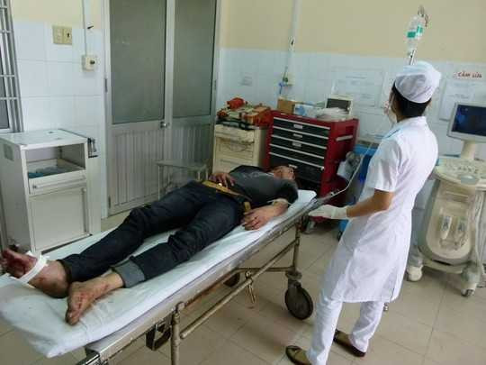 Xe khách tông xe tải, 15 người bị thương