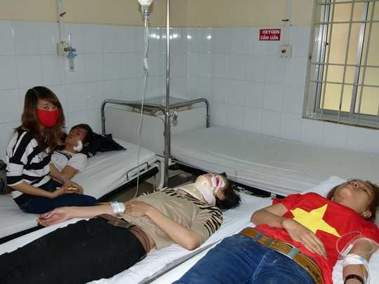 Xe khách tông xe tải, 15 người bị thương