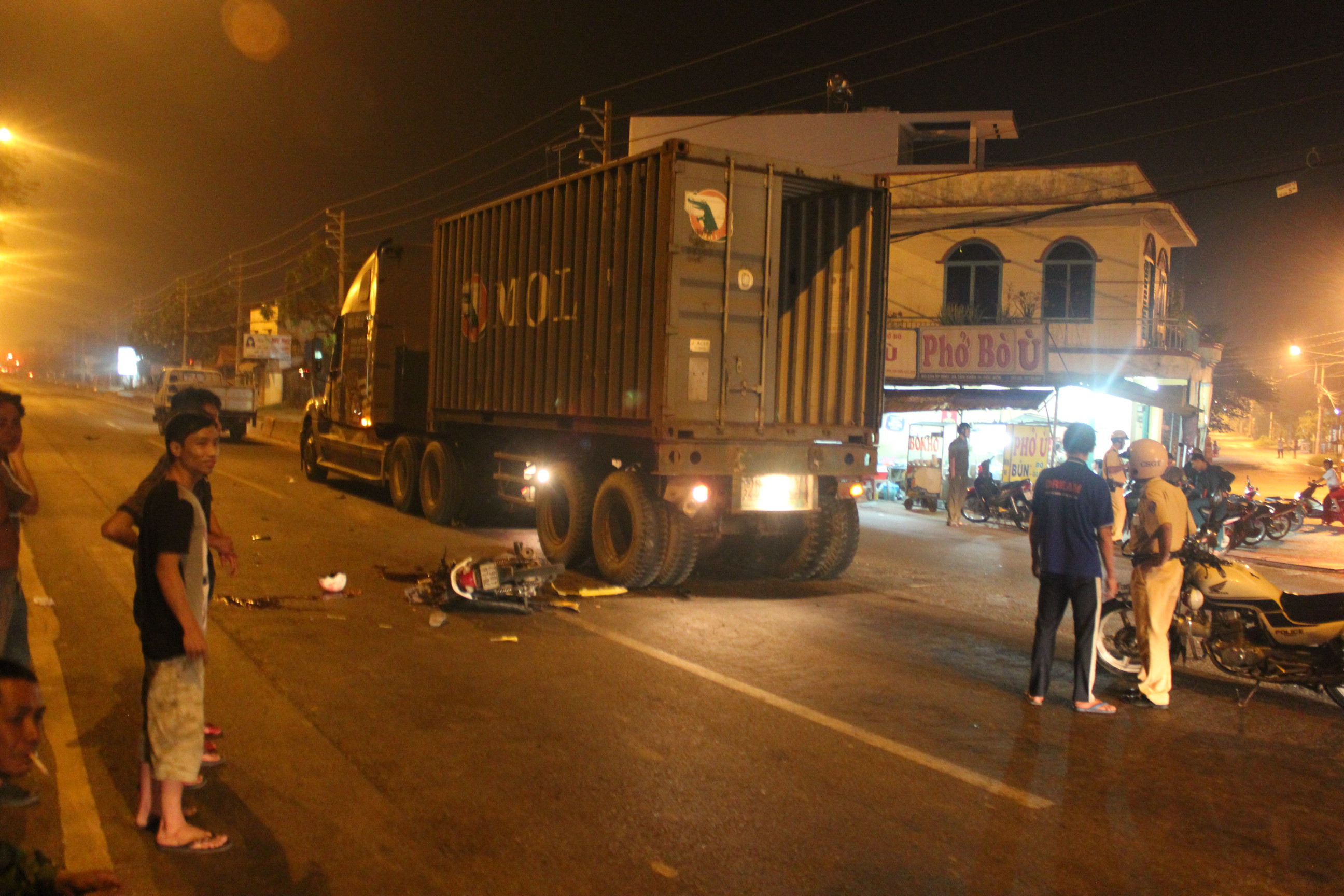 TP.HCM, xe máy, đường cấm, <a href='https://vtcnews.vn/oto-xe-may.31.0.html' >ô tô</a>, container, tử vong, nguy kịch, quốc lộ 22, huyện Hóc Môn