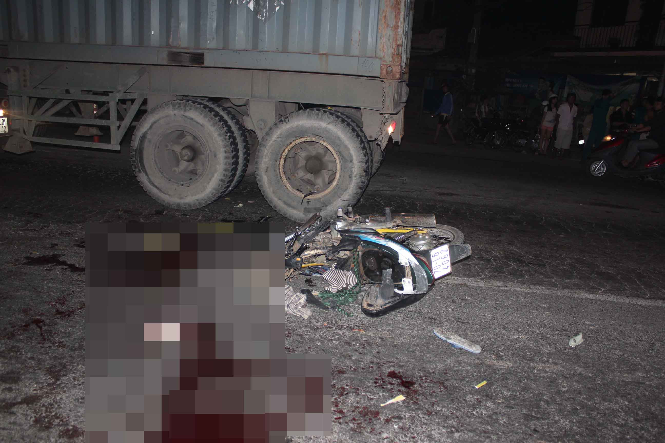 TP.HCM, xe máy, đường cấm, ô tô, container, tử vong, nguy kịch, quốc lộ 22, huyện Hóc Môn