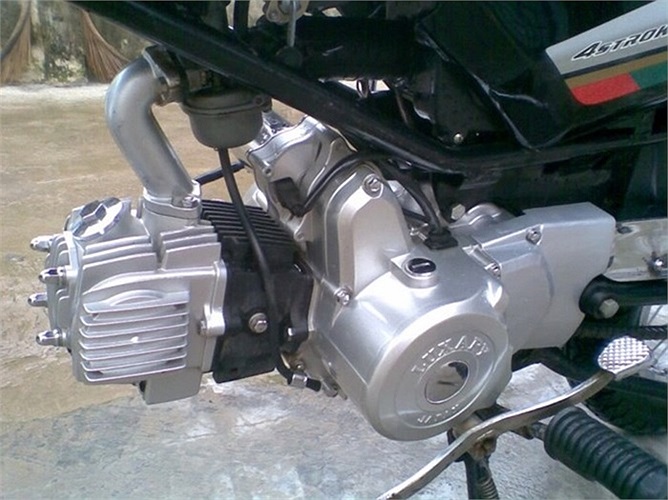  Chỉ duy có lốc máy là không có nhãn Honda. Người tiêu dùng chọn mua xe Trung Quốc vì giá rẻ, hợp túi tiền. Nhưng sau một thời gian sử dụng, chất lượng xe kém đã khiến người dân 'tẩy chay' loại xe này, đặc biệt là ở những thành phố lớn. Hiện xe 'tàu'