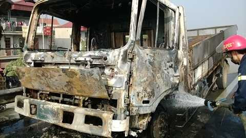 Hà Nội: Xe tải bốc cháy ngùn ngụt khi đang lưu thông