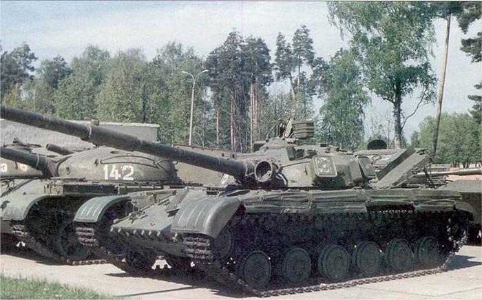 Hiện nay chỉ có một số quốc gia bao gồm Nga và các nước thuộc Liên Xô cũ được biên chế loại xe tăng này, trong đó Ukraine là quốc gia sử dụng nhiều nhất