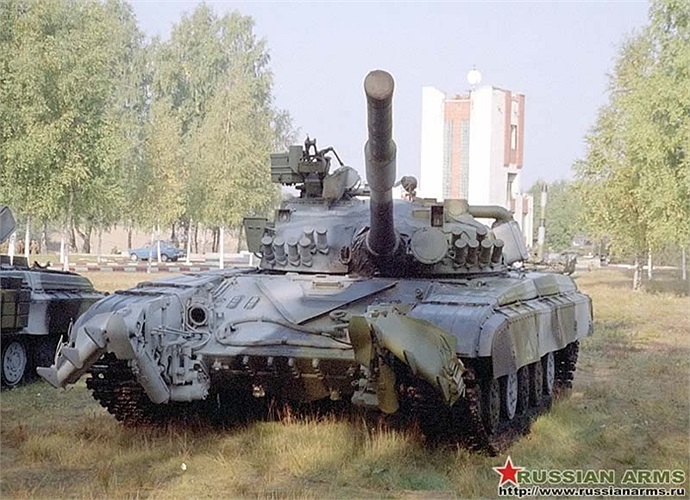 Các nâng cấp của T-64 lên chuẩn T-64BM Bulat bao gồm: trang bị giáp cảm ứng nổ Kontakt-5, pháo chính cải tiến tích hợp phóng tên lửa chống tăng 9K120 Refleks