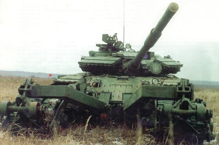 Ngoài ra còn có hệ thống kiểm soát bắn 1A45 Irtysh, kính ngắm toàn cảnh TKN-4S cho chỉ huy, kính ngắm tích hợp ngày/đêm cho pháo thủ TPN-4E Buran-E