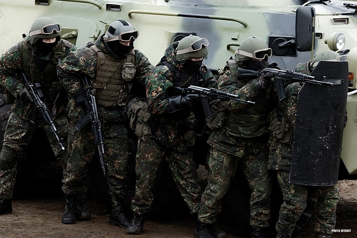 Các binh sĩ lập đội hình sau xe thiết giáp