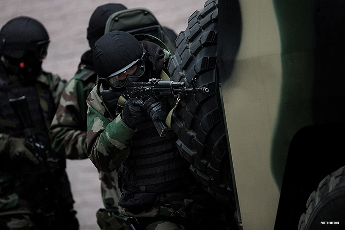 Lợi dụng xe thiết giáp để tiếp cận đối tượng