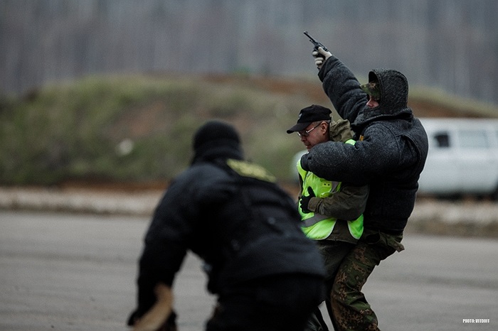 Khủng bố bắt giữ con tin, khống chế bằng súng ngắn
