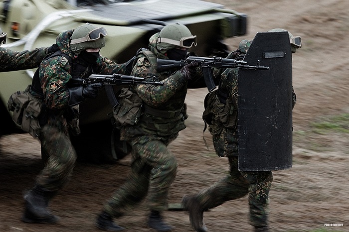 Di chuyển theo đội hình dọc, được khiên bảo vệ phía trước