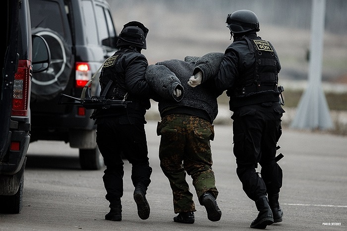 Kẻ khủng bố được áp giải vào xe