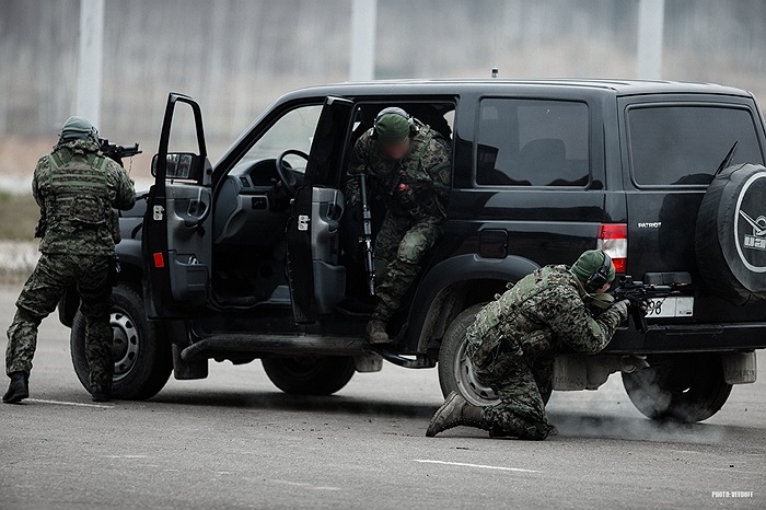 Các đặc nhiệm đi oto chứ không dùng xe bọc thép