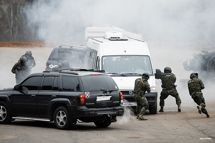 Áp sát xe con tin, tấn công kẻ khủng bố