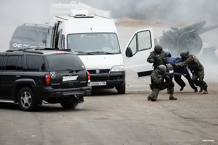 Bắt được đối tượng và áp giải về xe