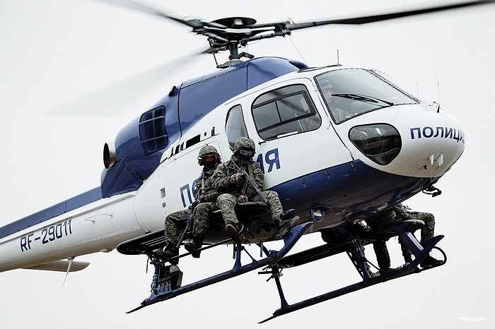 Các đặc nhiệm cũng đổ bộ, tiếp cận mục tiêu từ trực thăng