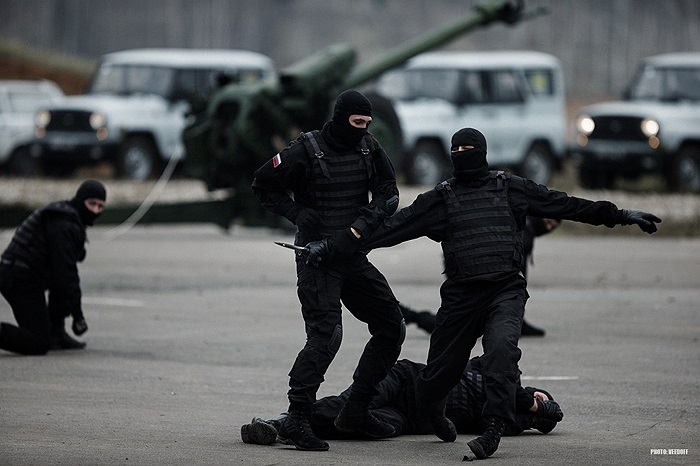 Hoặc tay không đấu với những đối tượng dùng dao manh động