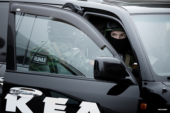 Các binh sĩ bên trong xe ô tô đặc biệt