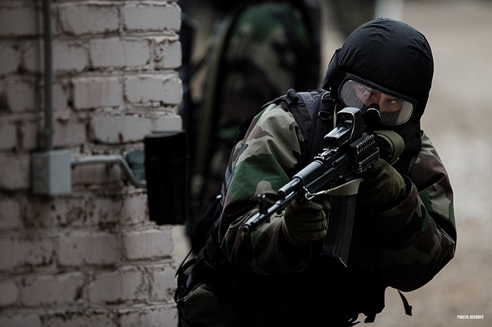 Đột nhập và sử dụng súng AK để tấn công