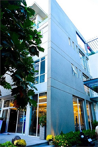 Vợ chồng nữ diễn viên 'Áo lụa Hà Đông' Trương Ngọc Ánh – Trần Bảo Sơn sở hữu một ngôi nhà rộng 500m2 hoành tráng nằm trong khu biệt thự cao cấp Thảo Điền. Gia đình cô là hàng xóm với nhà chồng kiều nữ Tăng Thanh Hà và người đẹp không tuổi Diễm My. 