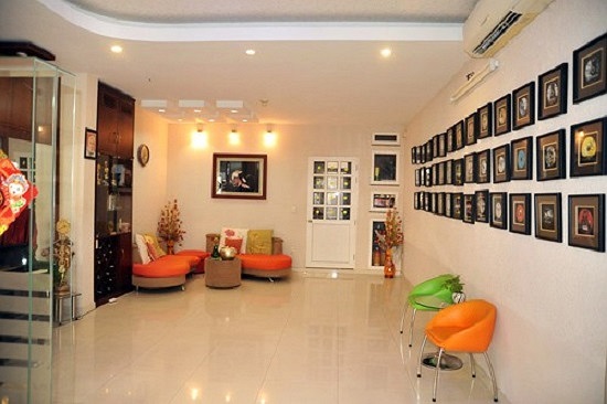 Nữ ca sĩ Thanh Thảo luôn rất tự hào khi nói về ngôi nhà xinh đẹp của mình với diện tích 80m2, ngôi nhà được Thanh Thảo thiết kế rất trang nhã với gam màu trắng chủ đạo, hài hòa với khoảng xanh bên ngoài. 