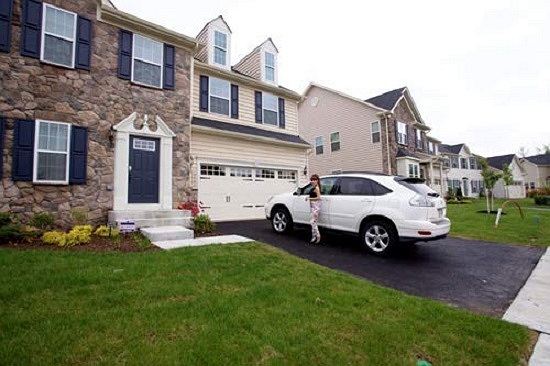 Sau bao năm 'tích góp', Thúy Khanh đã mua được một ngôi nhà tại thành phố Virginia, Mỹ với giá hơn 580 nghìn USD (tương đương 12 tỷ đồng. Ngôi nhà có diện tích hơn 3.000m2, gồm 5 phòng ngủ, 1 phòng khách, 1 phòng ăn, 1 phòng nghe nhạc, đọc sách. 