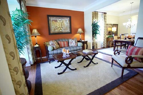 Nữ ca sỹ dành nguyên tầng hầm phục vụ công việc của một nữ DJ và cũng là nơi tụ họp bạn bè.