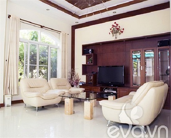 Ngôi nhà có diện tích vào tầm 200m2, Phía bên trong, căn nhà được xây dựng với không gian thông thoáng, gian phòng khách và phòng ăn thông với nhau bởi một khoảng không gian trống khiến tầng thêm phần rộng mở. Theo Khám Phá. 