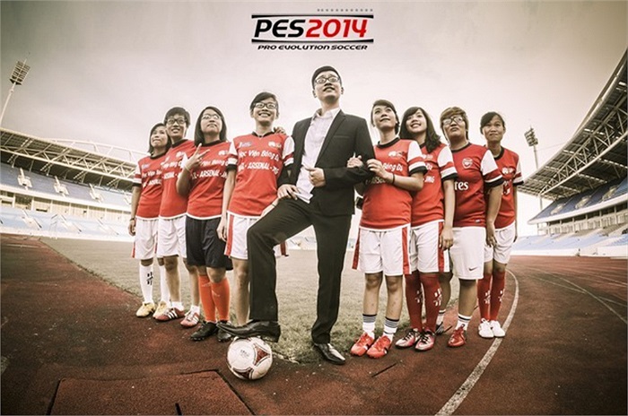 Bức ảnh có sự tham gia của nhiều fan hâm mộ Arsenal khác và được chụp tại sân vận động quốc gia Mỹ Đình.