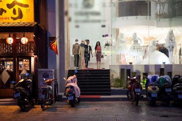 Yanbi đưa người yêu tới hiệu váy cưới 