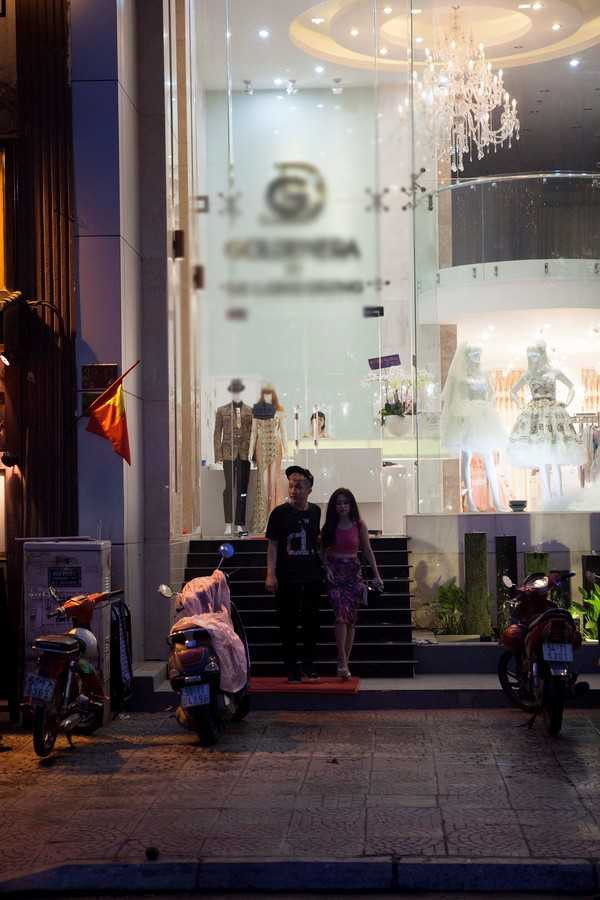 Yanbi đưa người yêu tới hiệu váy cưới 