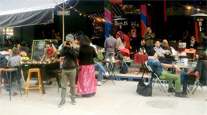 Chụp ảnh lưu lại không gian nơi này khi mặt trời đang dần khuất. 