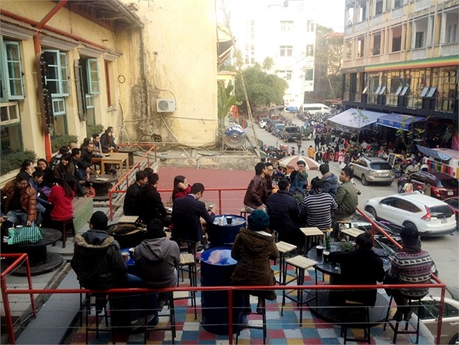 Tuy nhiên, đến 16h, nơi này đông đúc hơn thường lệ. Những tiệm cà phê, quán bar... khá kín chỗ. 