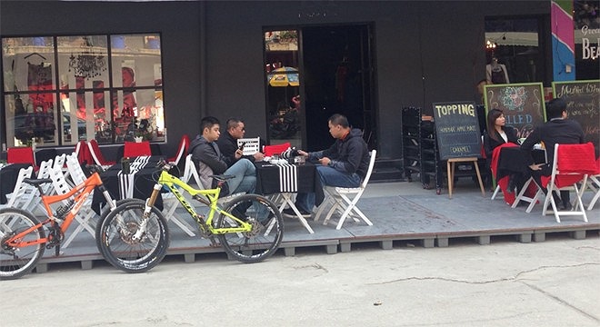 Chỉ vài tiếng sau, từng nhóm bạn trẻ đã đến. Theo yêu yêu cầu của quận Hai Bà Trưng, trước ngày 31/12, các hộ kinh doanh phải di dời tài sản, các vật dụng kinh doanh ra khỏi khu vực này. 