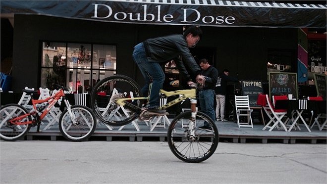 Một màn biểu diễn trên xe đạp địa hình trong ngày cuối cùng của hợp tác xã ăn chơi. 