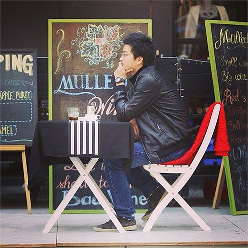 Phút trầm tư của một chàng trai trẻ trong không gian đậm chất phóng khoáng của giới trẻ. 