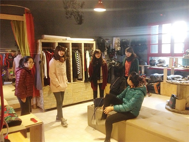 Các cô gái tranh thủ mua sắm tại một cửa hàng thời trang. Tại đây, đa số cửa hàng đều bán đồ khá rẻ hoặc độc. 