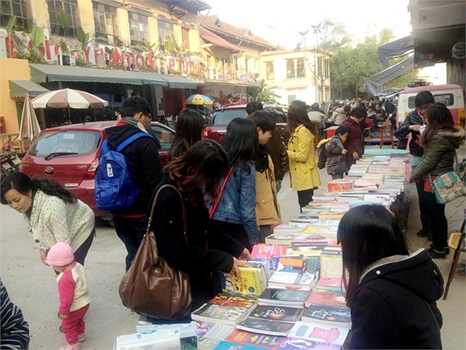 Các bậc phụ huynh cũng tranh thủ đưa con đến chơi hoặc chọn mua sách. 
