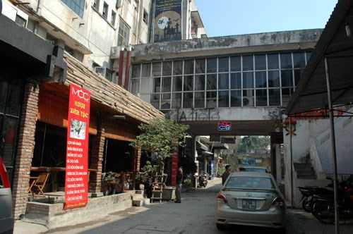  Các cửa hàng cà phê, quán bar vẫn mở.
