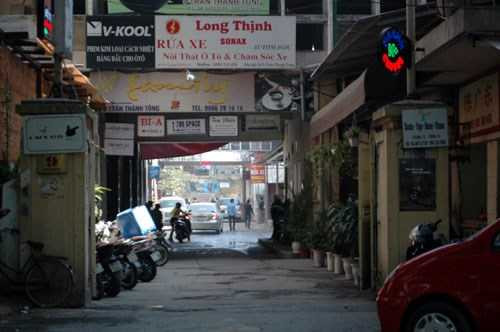 Rất nhiều khách đi <a href='https://vtcnews.vn/oto-xe-may.31.0.html' >ô tô</a> ra vào khu vực Zone 9.